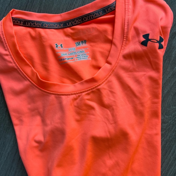 Under Armour fitted tshirt - small - Picture 3 of 4